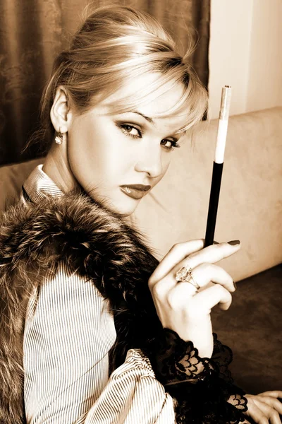 Blondine im Retro-Stil posiert mit Mundstück — Stockfoto