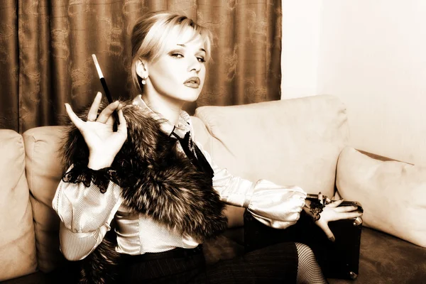 Blondine im Retro-Stil posiert mit Mundstück — Stockfoto