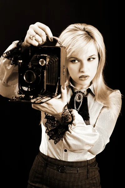 Blondynka z aparat fotograficzny retro — Zdjęcie stockowe