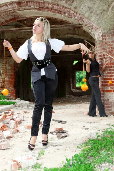 Zwei Mädchen mit Orangen — Stockfoto