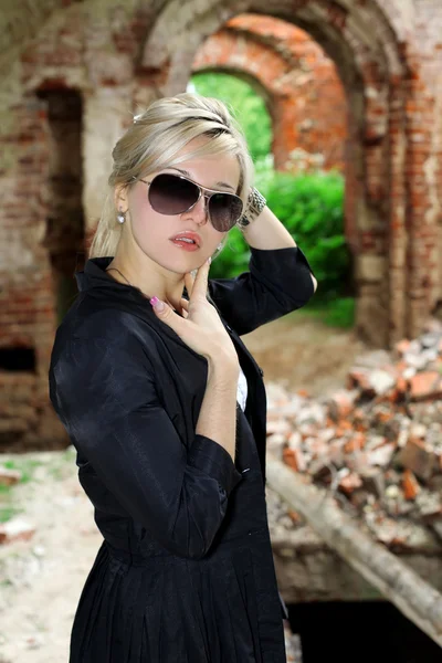 Girl with glasses at old house — Stock Photo, Image
