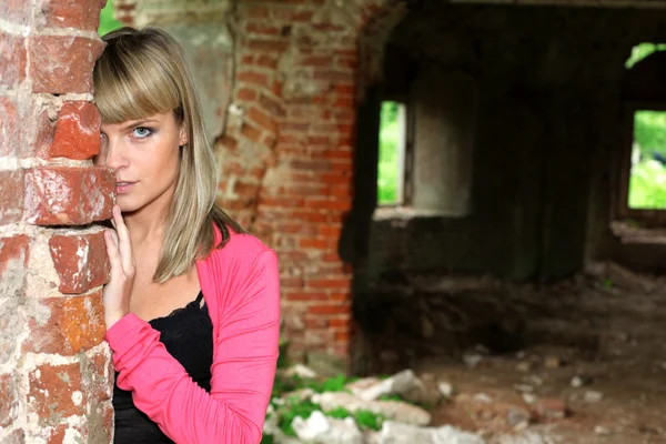 Mädchen in altem Haus versteckt sich an Wand — Stockfoto