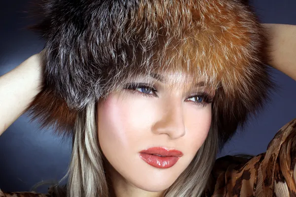 Žena v zimě kožešinové čepici — Stock fotografie