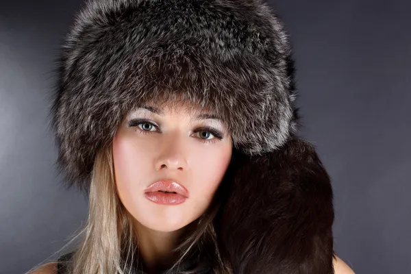 Krásná mladá žena v zimě kožešinové čepici — Stock fotografie