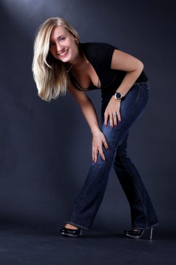 Kot pantolonlu genç kadın