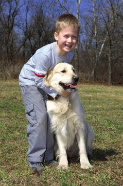 açık havada büyük av köpeği olan çocuk