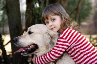 büyük av köpeği ile küçük kız