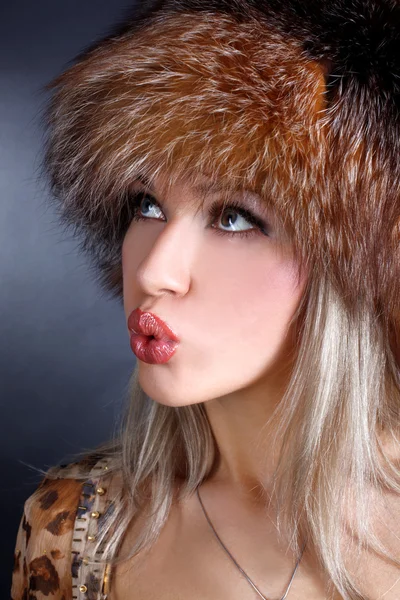 Φυσώντας γυναίκα με καπέλο γούνα χειμώνα — Φωτογραφία Αρχείου
