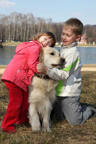 儿童与猎犬 — 图库照片