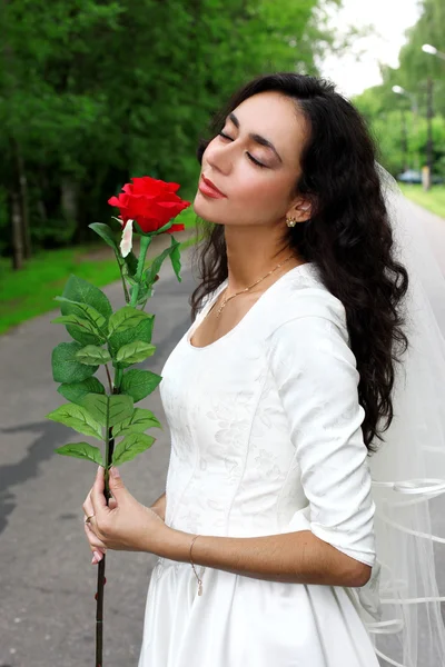 Mariée avec fleur sur la route — Photo
