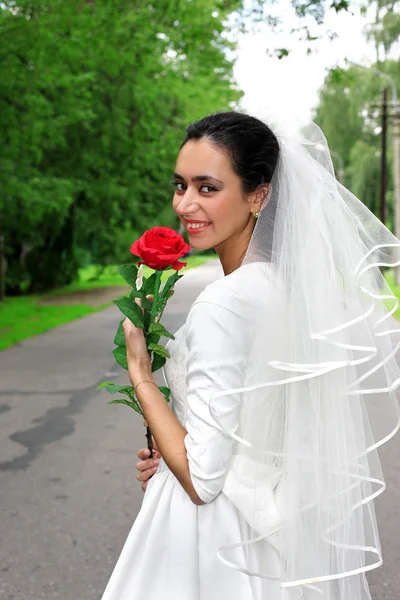 Невеста в платье с красным цветом — стоковое фото
