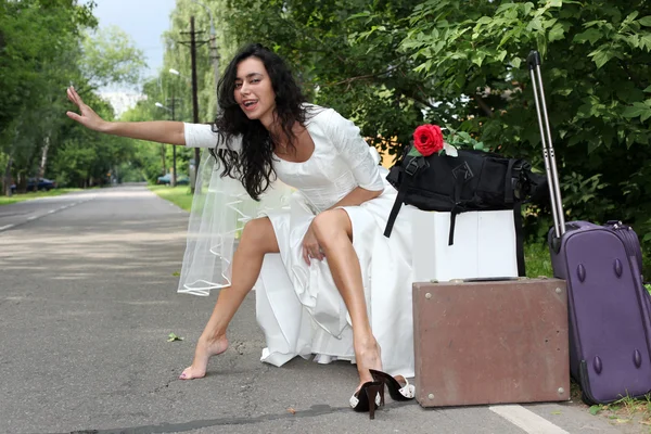 Krásná nevěsta stopovat — Stock fotografie