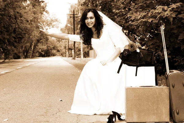 Bella sposa autostop — Foto Stock