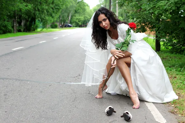 Bela noiva na estrada — Fotografia de Stock