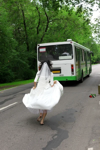 Run Away Bride to bus — Stock Photo, Image
