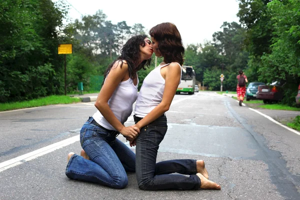Dos chicas en la carretera — Foto de Stock