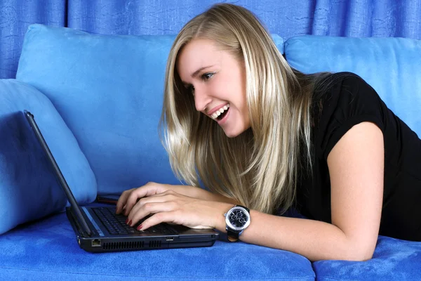Mulher trabalhando com PC — Fotografia de Stock