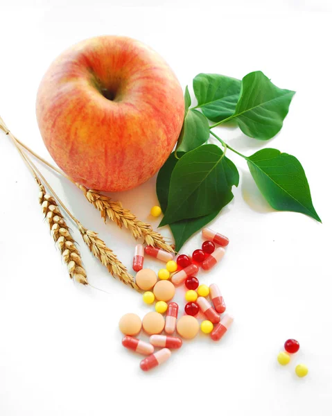 Æble, glas og tabletter - Stock-foto