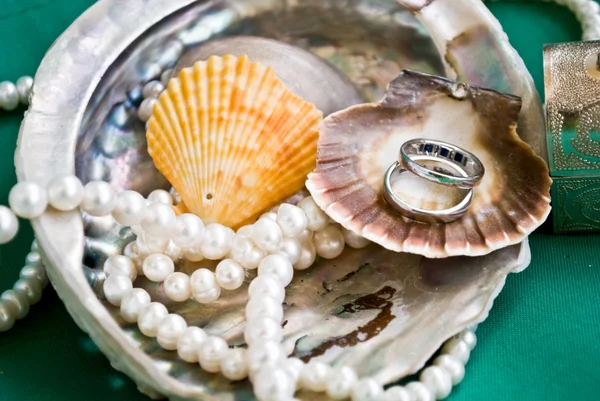 Ringe und Perlen — Stockfoto