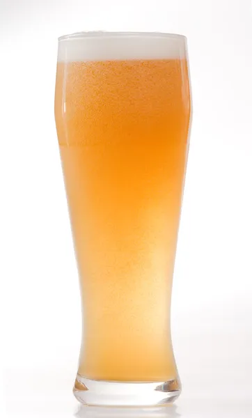 De beneveld over glas met bier — Stockfoto