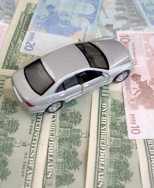 Silvriga bilen på euron och dollar — Stockfoto