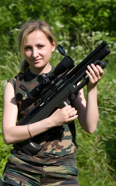 The girl with an air rifle. — Stock Photo, Image