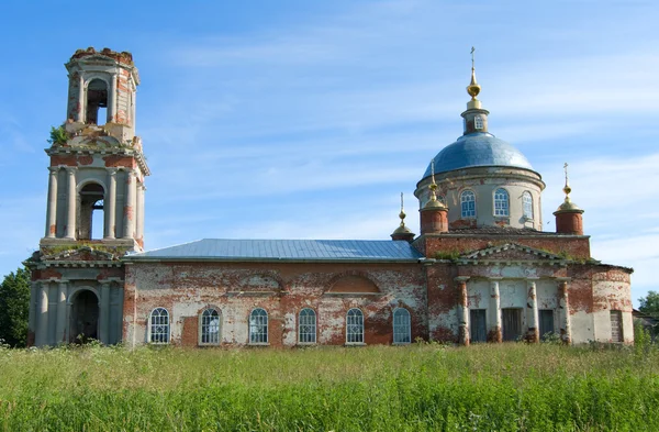Zniszczony Kościół przedmieściach Moskwy. — Zdjęcie stockowe