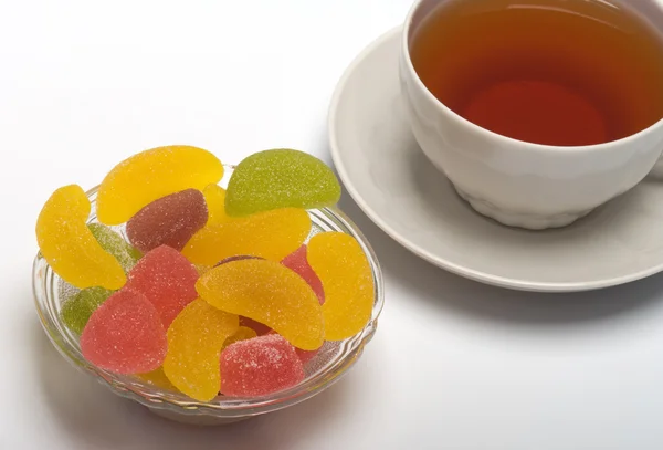 Šálek čaje a ovocné bonbóny. — Stock fotografie