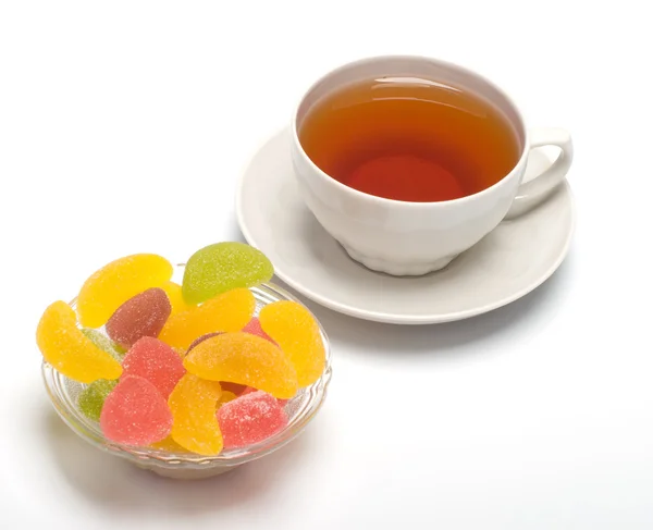 Ovocné bonbóny a čaj — Stock fotografie