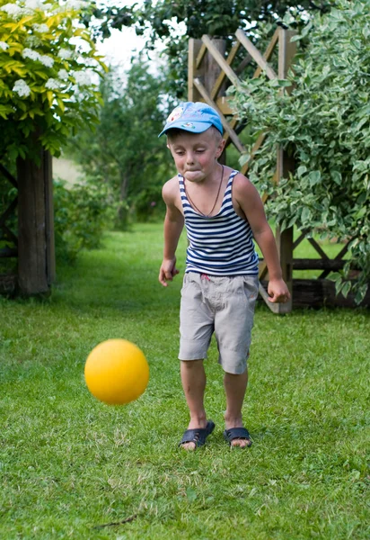 O rapaz com uma bola . — Fotografia de Stock