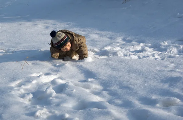 Chlapec hraje na sněhu — Stock fotografie