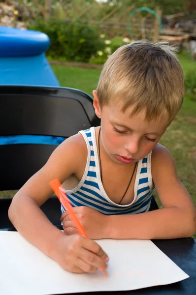 Το μικρό αγόρι μελέτες να γράψω — Φωτογραφία Αρχείου