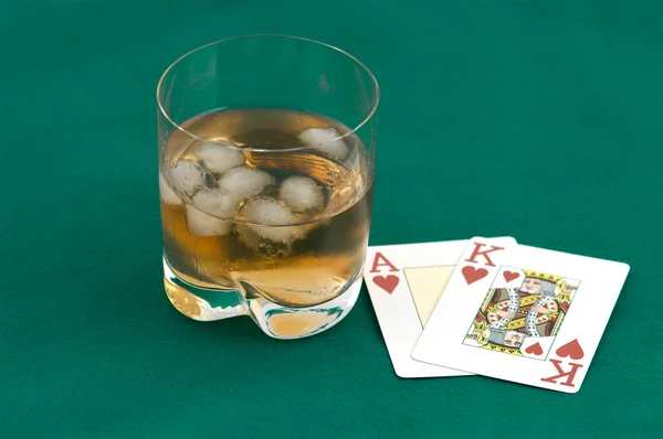 Karten und ein Glas Whisky. — Stockfoto