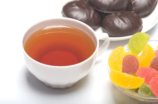 Κύπελλο με καραμέλα Ζέφυρος, τσάι και φρούτα. — Φωτογραφία Αρχείου