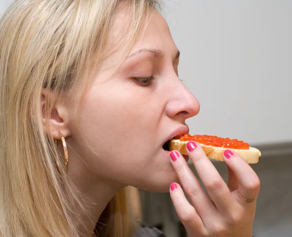 Chica con un sándwich abierto . —  Fotos de Stock
