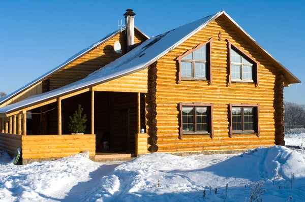 La casa cubierta de nieve . Fotos de stock
