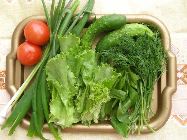 Verdure och grönsaker på facket — Stockfoto