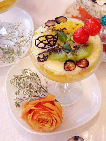 Beyaz masa örtüsü üzerinde meyve salatası — Stok fotoğraf