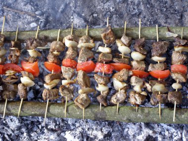 üzerinde şiş şiş kebap