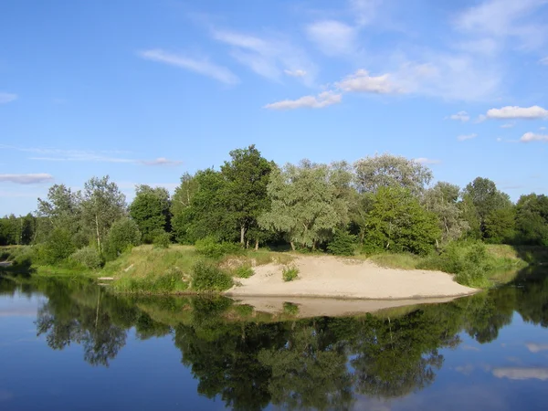 Отражение на реке — стоковое фото