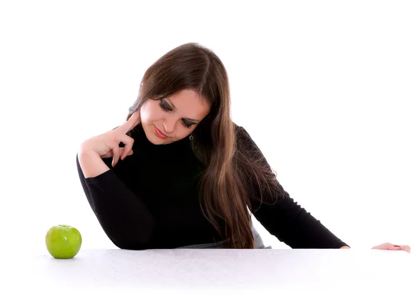 Mädchen starrt auf den Apfel — Stockfoto