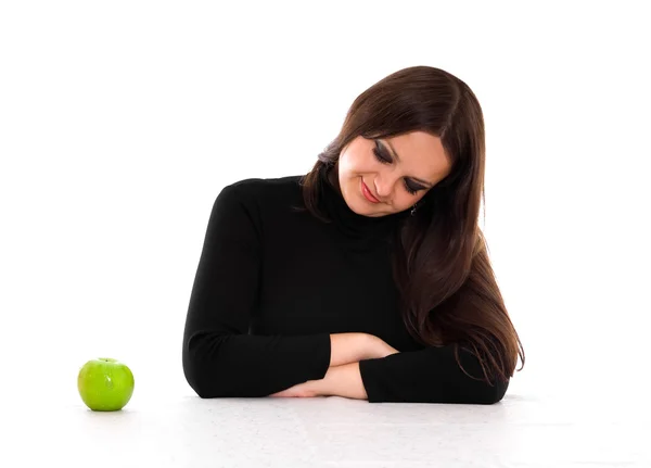 Jovem mulher olhando para a maçã — Fotografia de Stock