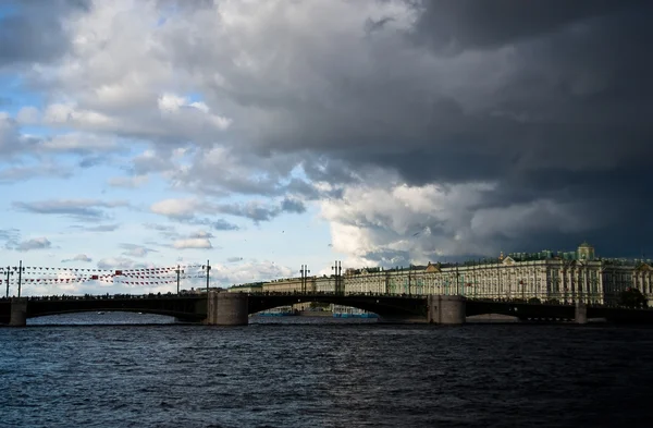 Donkere wolken boven de brug — Stockfoto