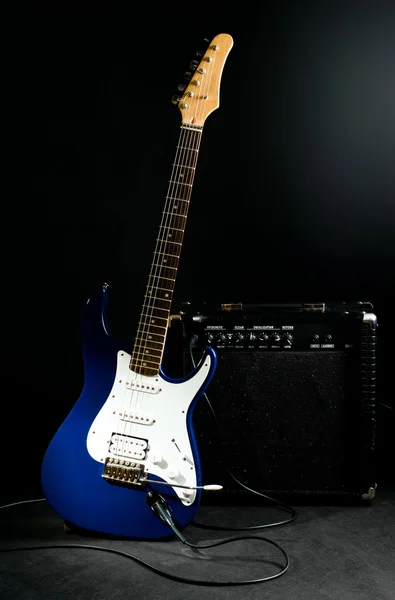 Elektrische gitaar en versterker van de keuzelijst met invoervak — Stockfoto
