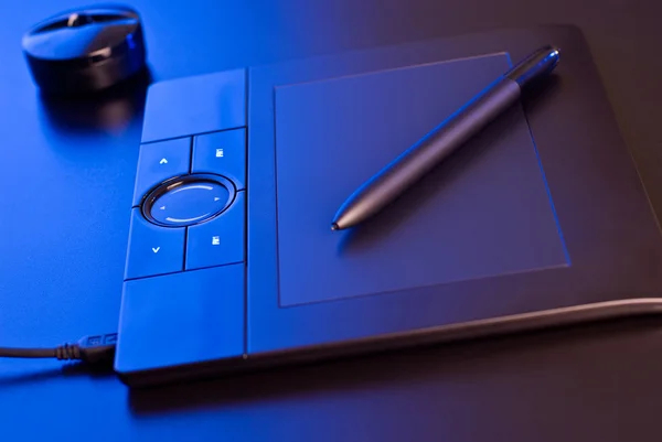Tableta Dibujo en luz azul —  Fotos de Stock