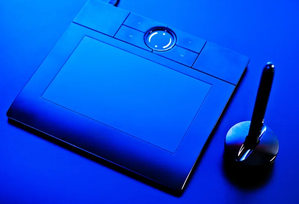 Comprimido de desenho em luz azul — Fotografia de Stock
