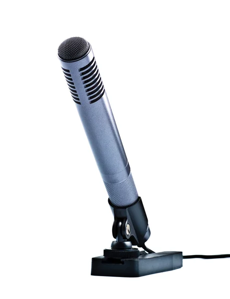 Micrófono de condensador gris en el soporte — Foto de Stock