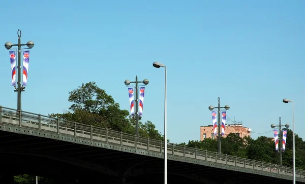 Флаги над мостом — стоковое фото