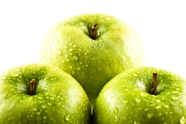 Su damlaları ile yeşil elma — Stok fotoğraf