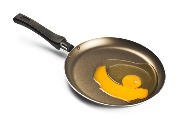 Розбите яйце на чорній сковороді — стокове фото